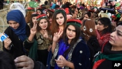 Pristalice Pakistanske narodne partije okupljaju se u Ravalpindiju u Pakistanu 27. decembra 2019. na godišnjicu smrti premijerke Benazir Buto, koja je ubijena u atentatu 2007. 
