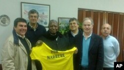 Bispo de Nampula, Dom Tome Makweliua, ao centro (foto de arquivo)