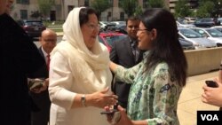 Ghazala Khan, mère du capitaine Humayun Khan, accueillie par des membres du service urdu de VOA, Washington, D.C., le 1er août 2016. (Photo: Kate Pound Dawson / VOA) 