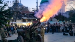 Tentara Turki menembakkan meriam untuk menandai saat berbuka puasa pada hari pertama Ramadan di Alun-alun Masjid Biru, Istanbul, 1 Maret 2025. (Yasin AKGUL / AFP)