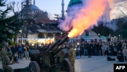 Tentara Turki menembakkan meriam untuk menandai saat berbuka puasa pada hari pertama Ramadan di Alun-alun Masjid Biru, Istanbul, 1 Maret 2025. (Yasin AKGUL / AFP)