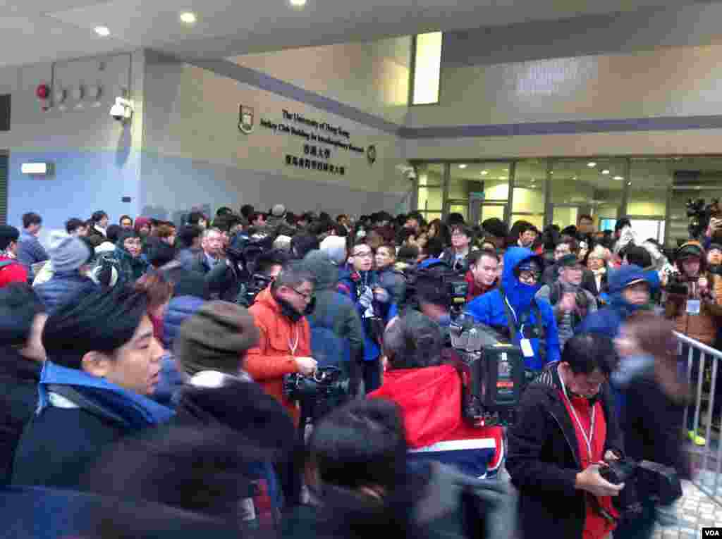 香港大学罢课学生和一些民间团体在港大校委会会场外抗议 (美国之音海彦拍摄)