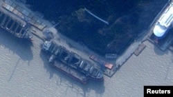 25일 영국 싱크탱크인 합동군사연구소(RUSI)에 따르면 지난해 8월부터 북한 군수품이 실린 것으로 추정되는 컨테이너 수천 개를 러시아 항구로 옮긴 러시아 선박 앙가라호가 지난 2월부터 중국 저장성 동부의 조선소에 정박해 있다