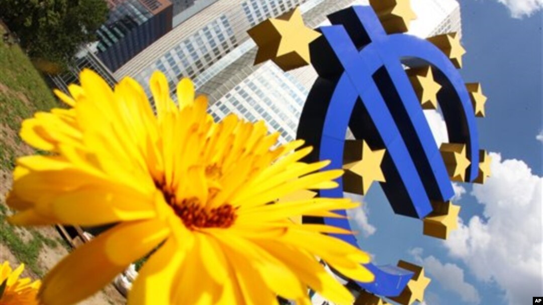 Patung Euro di Bank Sentral Eropa, Frankfurt, Jerman. (Foto: Dok)