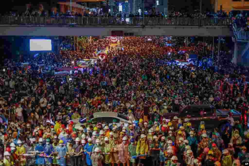 هزاران نفر از مردم و فعالان دموکراسی خواه در تایلند به خیابان های پایتخت آمدند. آنها خواستار کناره گیری دولت هستند. 