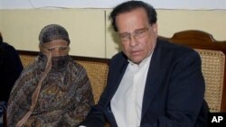 دپنجاب د پخواني گورنر سلمان تاثير او دپاکستان په وفاقي کابينه کې داقليتي چارو ديواځيني عيسوئي وزير شهباز بهټي دوژنې وروستو په لويديز کې پاکستان کې دمذهبي عدم برداشت په اړه انديښنه راولاړه شوې ده