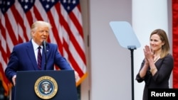 Presiden Donald Trump dan Amy Barrett saat mengumumkan pencalonannya sebagai Hakim Pengadilan Banding Sirkuit ke-7, 26 September 2020. (Foto: Reuters)