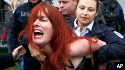 Arrestation d'une féministe Femen lors d’un meeting électoral de Marine Le Pen à Henin-Beaumont, France, 7 mai 2017.