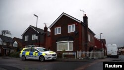 Sebuah mobil polisi terparkir di luar sebuah rumah, setelah sebuah drone diterbangkan dekat Bandara Gatwick, yang membuat bandara terpaksa ditutup, di Crawley, Inggris, 23 Desember 2018 (foto: Reuters/Hannah McKay)