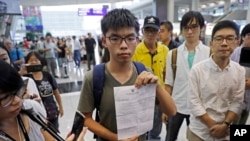 Joshua Wong, aktivis demokrasi Hong Kong terkenal dilaporkan ditahan di Thailand atas permohonan pihak berwenang China sebelum dipulangkan dengan pesawat ke Hong Kong, 5 Oktober 2016 (AP Photo/Kin Cheung).