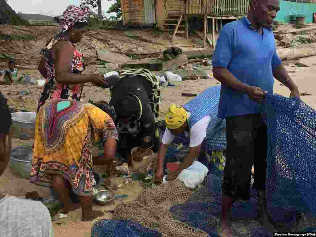 La pêche artisanale à Libreville, au Gabon, le 30 janvier 2017. (VOA/Timothee Donangmaye)