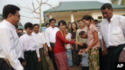 Lãnh tụ dân chủ Miến Điện Aung San Suu Kyi được chào đón bởi những ủng hộ viên khi bà tới thăm một địa điểm bầu cử ở ngoại ô Yangon, ngày 1/4/2012