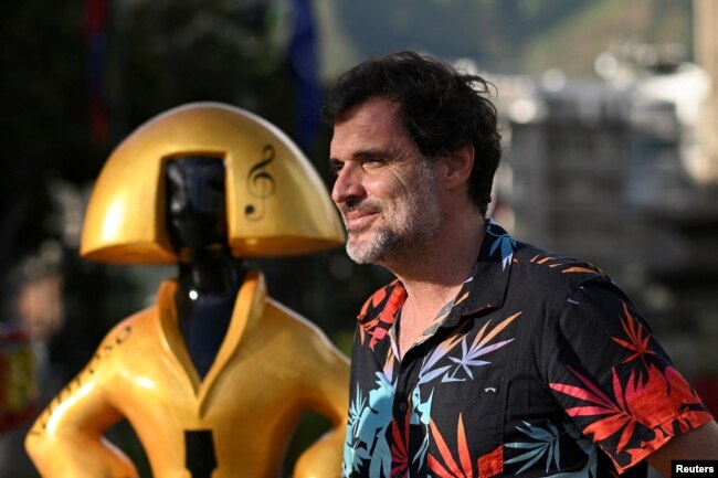 Venezuelan artist Antonio Azzato stands next to one of the sculptures that is part of the “Meninas Caracas Gallery” street exhibit which pays homage to Spanish artist Diego Velazquez’s “Las Meninas” in Caracas, Venezuela, January 10, 2024. (REUTERS/Gaby Oraa)