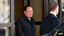 Menteri Luar Negeri Korea Utara, Ri Yong Ho (kiri) meninggalkan gedung pemerintah "Rosebad" di pusat kota Stockholm, Swedia, 16 Maret 2018. 