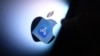 ILUSTRASI - Logo App Store terpantul dari iPhone di bagian belakang iMac di Los Angeles, 26 Agustus 2021. (Chris DELMAS/AFP)