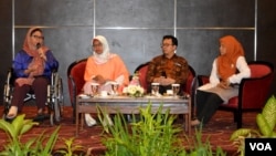 Alissa Wahid, Koordinator Gusdurian, kiri, berbicara dalam Memorial Lecture memperingati haul ke-9 Gus Dur ( foto VOA/Munarsih Sahana). 