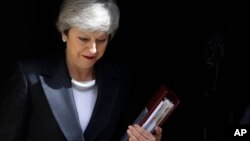 Britain's Prime Minister Theresa May leaves 10 Downing Street to attend the weekly session of Prime Ministers Questions in Parliament in London, May 22, 2019.