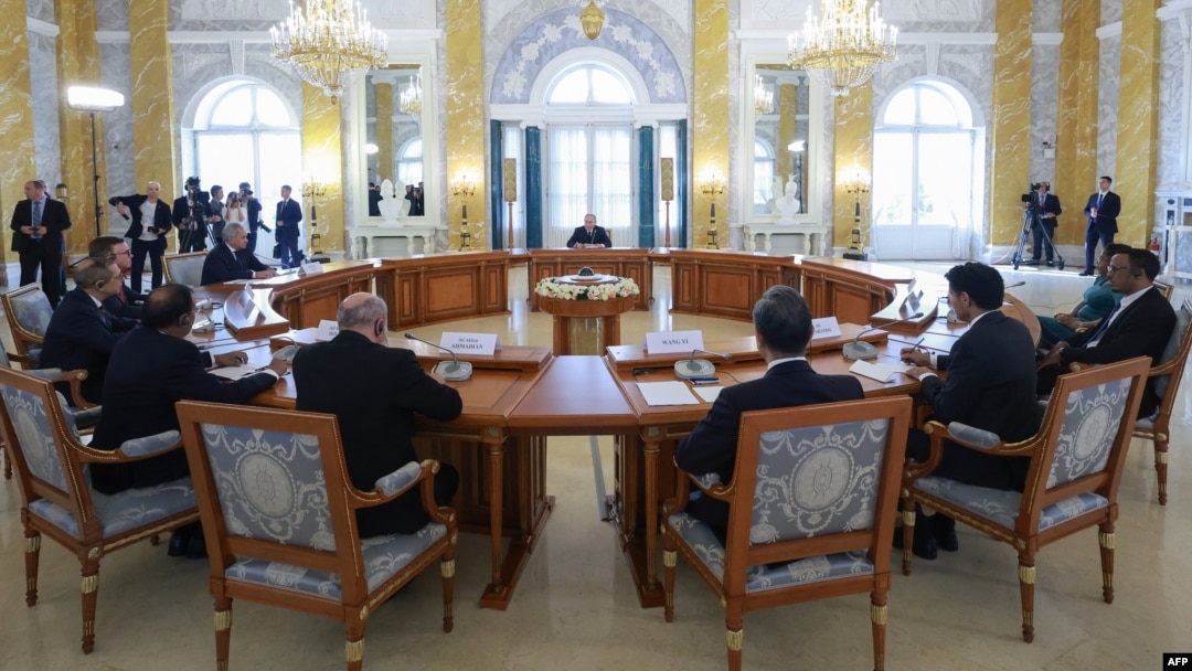Presiden Rusia Vladimir Putin bertemu dengan pejabat tinggi BRICS yang bertanggung jawab atas masalah keamanan/penasihat keamanan nasional di Saint Petersburg, 12 September 2024. (Pool/ kantor berita Rusia Sputnik via Reuters)