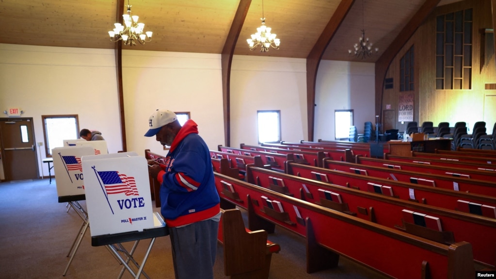 Votantes acudiendo a las elecciones legislativas de 2022 en Harrisburg, Pensilvania.