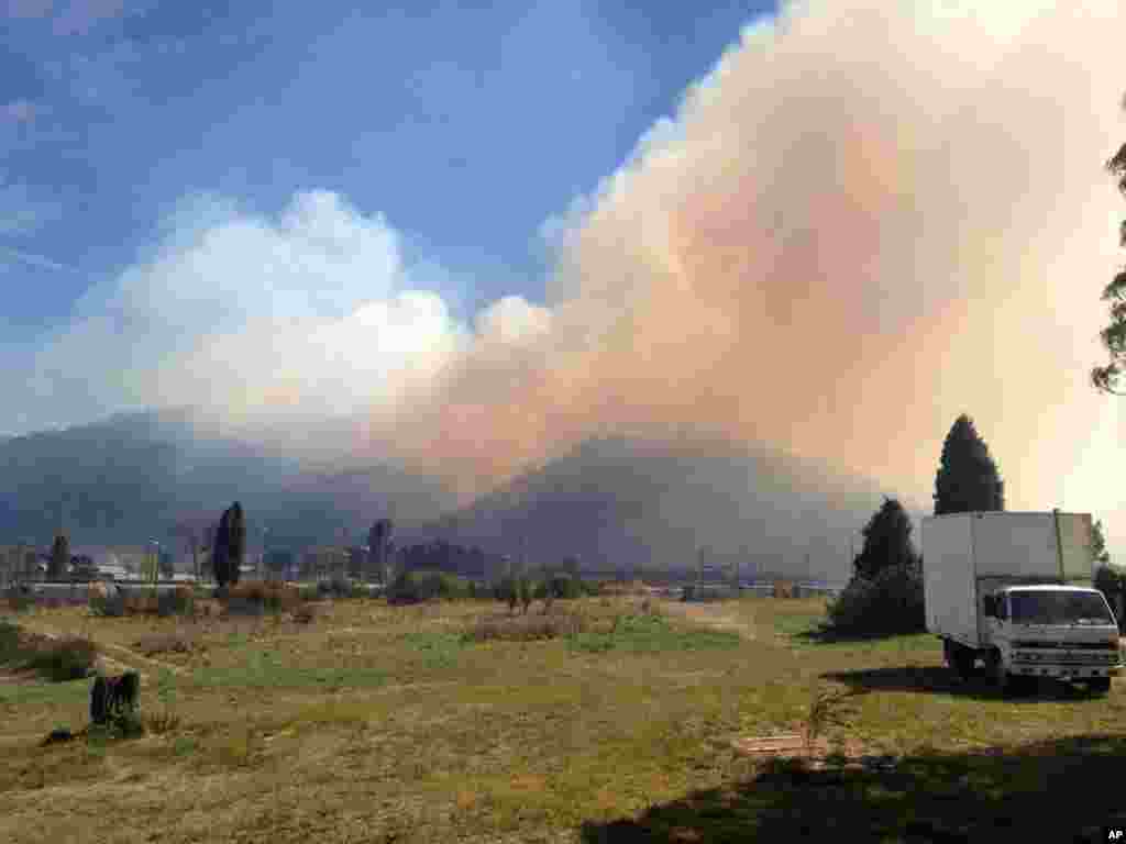 Api membubung dari kebakaran di dekat Lithgow, sebelah barat Sydney (17/10). (AP/New South Wales Rural Fire Service)