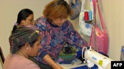 佩佩埃在难民资源中心教学生缝纫及如何适应新的文化环境