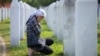 Članovi porodica pred grobovima ubijenih u genodicu u Srebrenici 11. jula 2023. (Foto: AP/Armin Durgut)