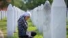 Боснийка у могилы родственника, уничтоженного в июле 1995 года в Сребренице. Мемориальное кладбище в Потокари, Босния и Герцеговина (архивное фото) 