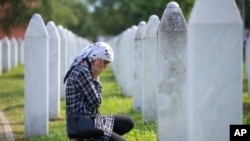Боснийка у могилы родственника, уничтоженного в июле 1995 года в Сребренице. Мемориальное кладбище в Потокари, Босния и Герцеговина (архивное фото) 