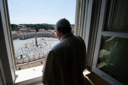 Paus Francis melambai kepada orang-orang di Lapangan Santo Petrus setelah doa Regina Coeli. (Foto: via Reuters)