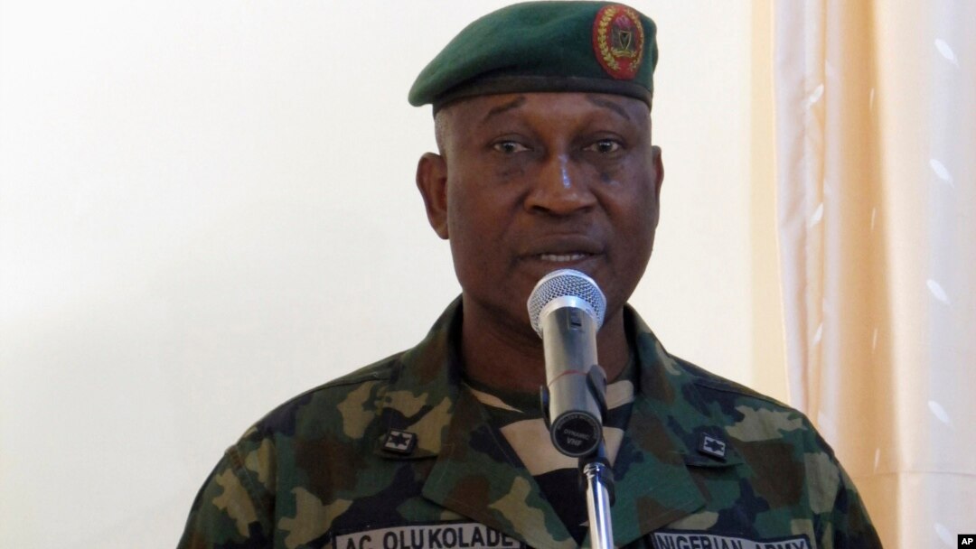 Jurubicara Departemen Pertahanan Nigeria Olukolade berbicara dalam sebuah konfrensi pers (5/6) sesudah patroli keamanan di kamp militan Boko Haram di Maiduguri, Nigeria. 