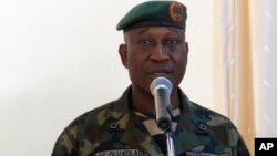 Jurubicara Departemen Pertahanan Nigeria Olukolade berbicara dalam sebuah konfrensi pers (5/6) sesudah patroli keamanan di kamp militan Boko Haram di Maiduguri, Nigeria. 