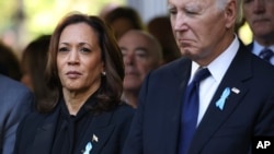 FILE - Calon presiden dari Partai Demokrat, Wakil Presiden Kamala Harris dan Presiden Joe Biden saat menghadiri upacara Peringatan 9/11 di New York, 11 September 2024. (Yuki Iwamura/AP)