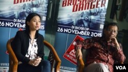 Livi Zheng (kiri) dan Prof. Mahfud M.D. di kampus Universitas Islam Indonesia Yogyakarta, Selasa (10/11) usia berbagi kiat sukses di Hollywood (VOA/Munarsih). 