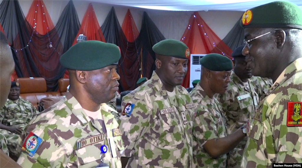 Babban Hafsan Hasoshin Najeriya LT. Yusuf Tukur Buratai ya Karrama wasu sojojin Najeriya a Maiduguri, Nuwamba 29, 2017