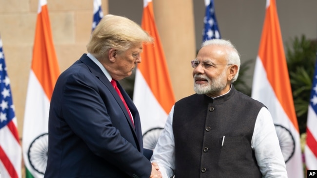 ARCHIVO - El expresidente estadounidense Donald Trump, a la izquierda, y el primer ministro indio, Narendra Modi, se dan la mano antes de reunirse en Nueva Delhi, India, el 25 de febrero de 2020.