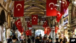Aun con la advertencia de las autoridades sanitarias, el primer fin de semana libre de confinamiento en Turquía fue de gran afluencia de público a los bazares y playas.