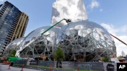 Markas besar Amazon di kota Seattle, Washington (foto: dok). Amazon akan membangun markas kedua dan menerima 238 proposal yang mendaftar sebagai lokasinya.