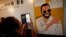 ARCHIVO - Una mujer toma fotografías de un mural que representa al presidente de El Salvador, Nayib Bukele, quien se postula para la reelección, dentro de un restaurante antes de las elecciones presidenciales y del Congreso, en Mejicanos, El Salvador, el 29 de enero de 2024.