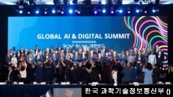 19일 서울에서 개막한 `글로벌 AI·디지털 서밋’ 참가자들이 기념촬영을 하고 있다. (출처: 과학기술정보통신부)