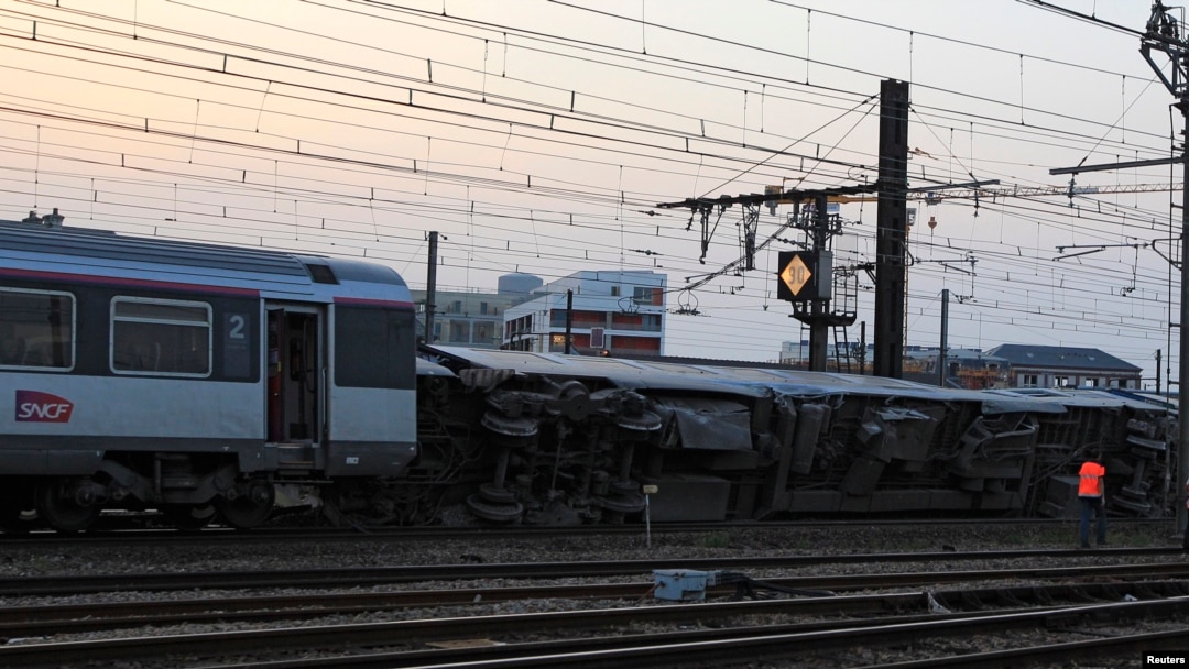 Kereta yang keluar jalur di stasiun Bretigny-sur-Orge dekat Paris (12/7). (Reuters/Gonzalo Fuentes)