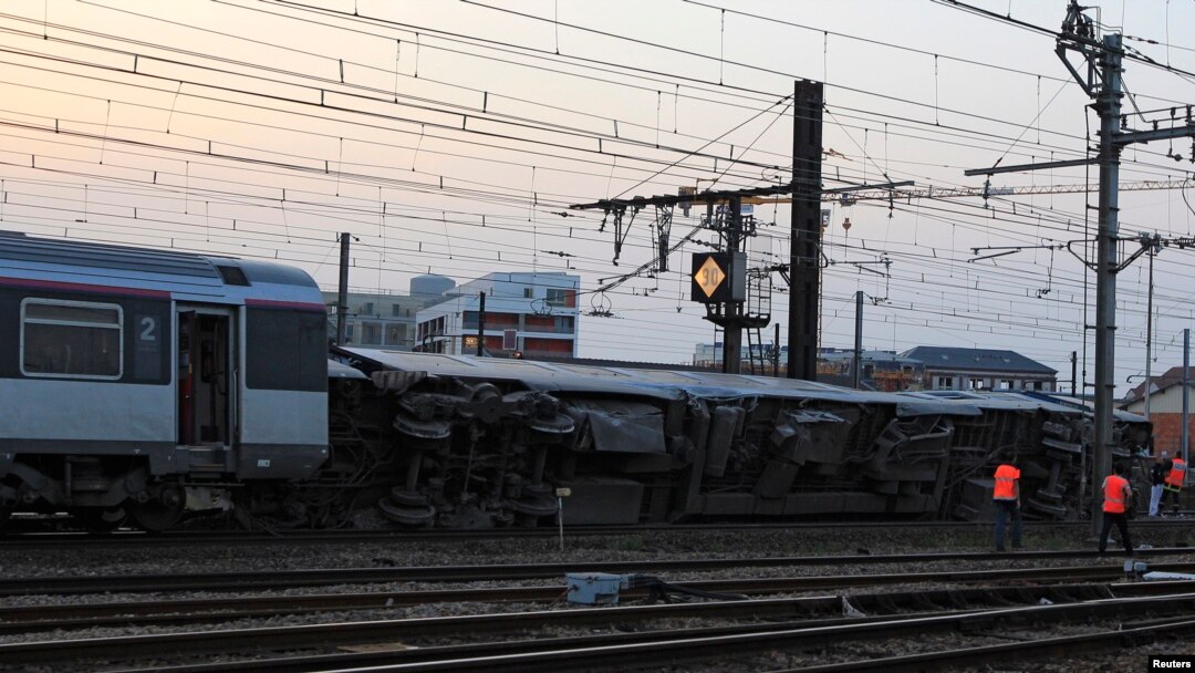 Petugas tengah memeriksa kerusakan yang disebabkan oleh anjloknya gerbong kereta di stasiun Bretigny-sur-Orge dekat Paris (12/7). Sedikitnya enam orang dilaporkan tewas dalam insiden ini.