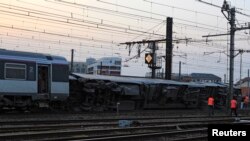 Petugas tengah memeriksa kerusakan yang disebabkan oleh anjloknya gerbong kereta di stasiun Bretigny-sur-Orge dekat Paris (12/7). Sedikitnya enam orang dilaporkan tewas dalam insiden ini.