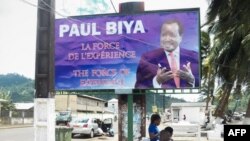 Une affiche du président sortant du Cameroun, Paul Biya, dans la ville côtière du sud-ouest de Limbé, dans la partie anglophone du pays, le 26 septembre 2018.