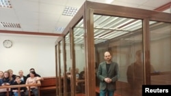 俄罗斯反对派人士弗拉基米尔·卡拉-穆尔扎在莫斯科的一家法庭内封闭的玻璃被告盒子里听取判决。（2023年4月17日）