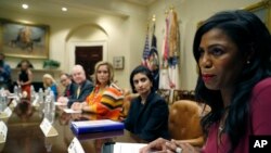 Omarosa Manigault Newman renuncia un año después que el presidente Donald Trump asumió la presidencia.