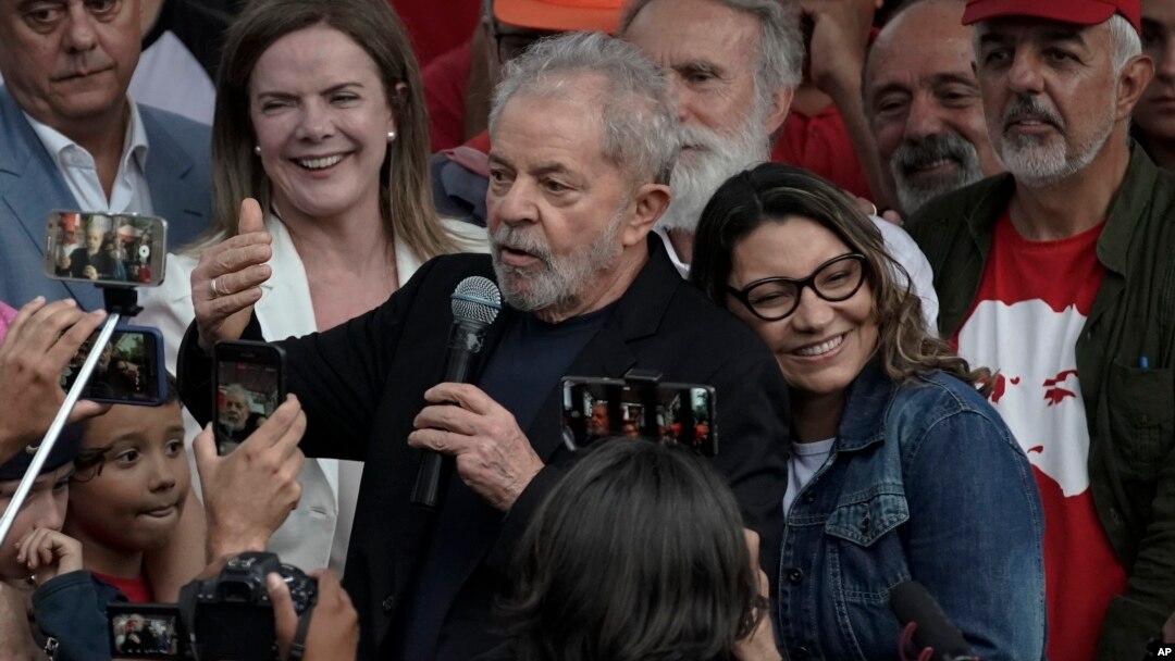 Mantan Presiden Brazil, Lula da Silva berbicara kepada pendukungnya setelah dibebaskan dari penjara Curitiba, Brazil, Jumat (8/11). 