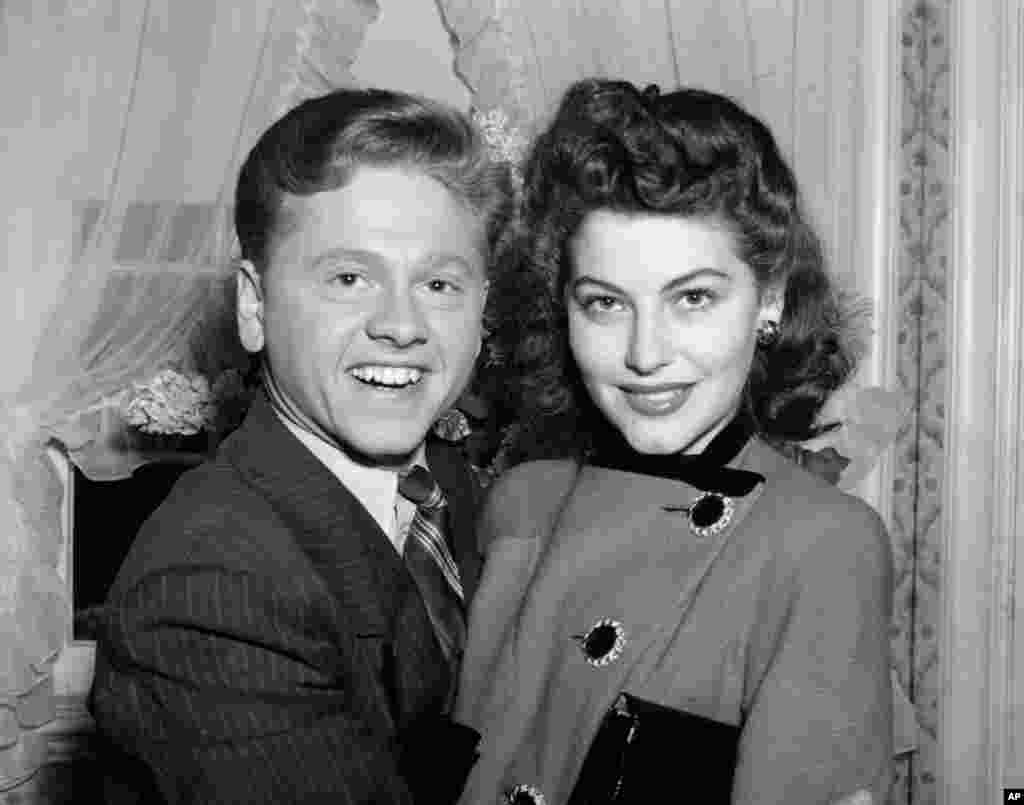 Mickey Rooney, 21, Movieland&#39;s No. 1 box office star, and Ava Gardner, 19, of Wilson, N.C., pose together shortly after the couple applied for a marriage license, in Santa Barbara, California,&nbsp;Jan. 5, 1942. &nbsp;