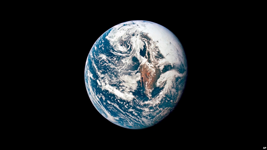 Arhiva: Fotografija sa svemirske letjelice Apolo 10 pokazuje Zemlju sa udaljenosti od gotovo 67.000 kilometara, a nastala je 18. maja 1969. godine. (Foto: AP/NASA)