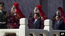 Phó Chủ tịch Trung Quốc Tập Cận Bình (giữa) và phó Thủ tướng Lý Khắc Cường 