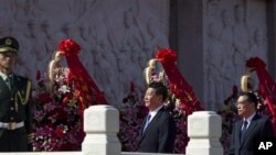 2012年10月1日习近平和李克强(右)参加国庆典礼走过人民英雄纪念碑